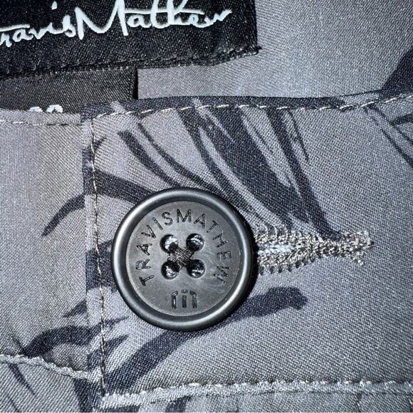 Travis Mathew NWT Men's Tech Chino Golf Shorts Gray Black Leaves Size 38 Active - Picture 5 of 7